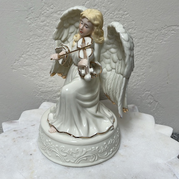 NIB Porcelain Angel Musical - Picture 4 of 16
